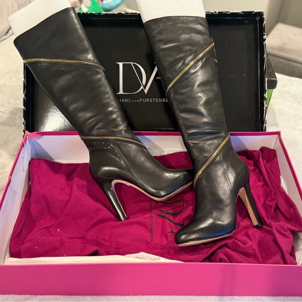 Diane von Furstenberg Leather Knee Boots w/ Gold Zip Accent. Size 8 4.5” heel